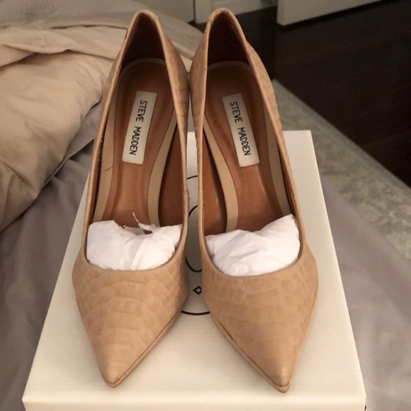 Steve Madden “Helix” Nude Heels - Picture 6 of 7